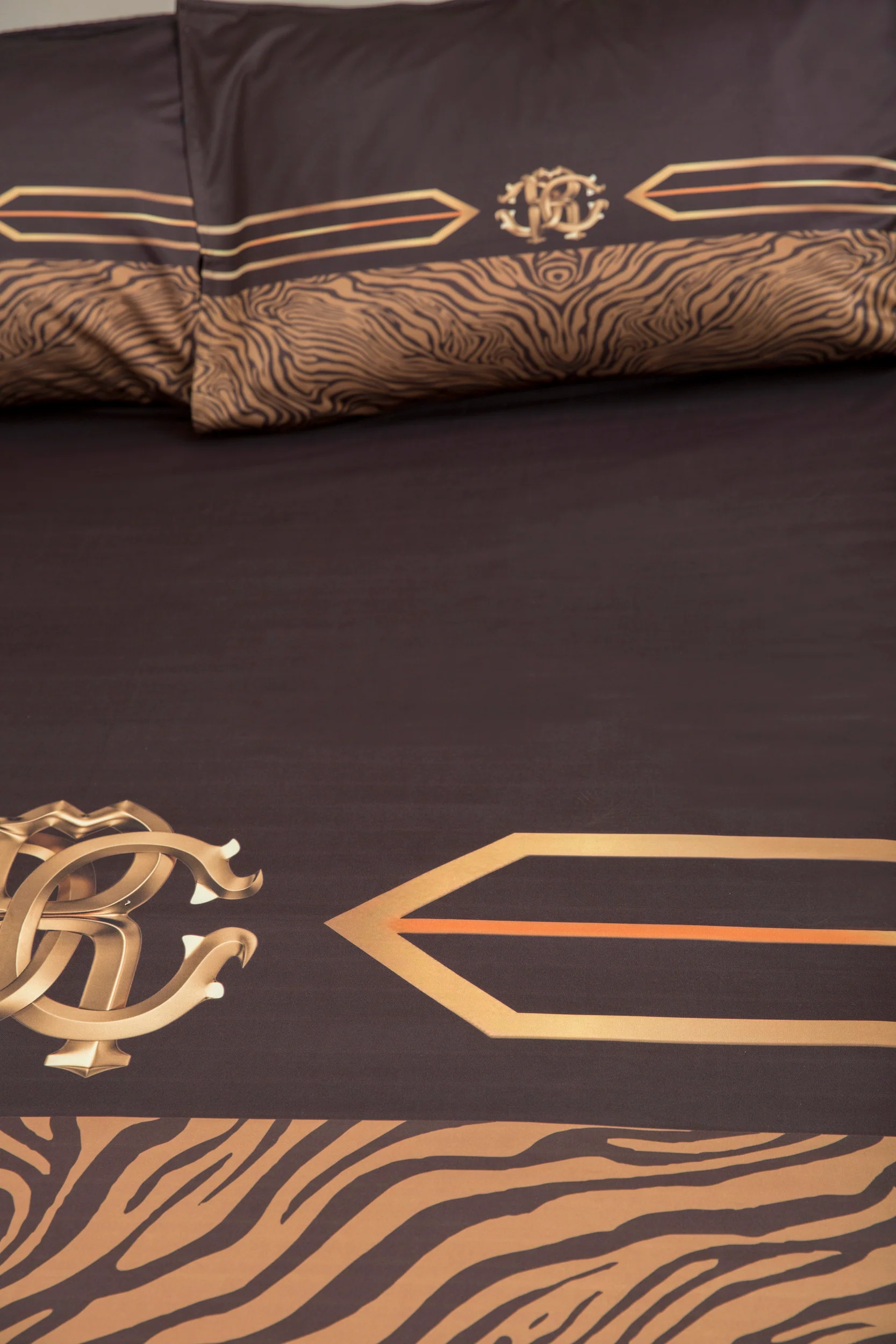 Roberto Gold BEDSHEET 2pc - Image 4